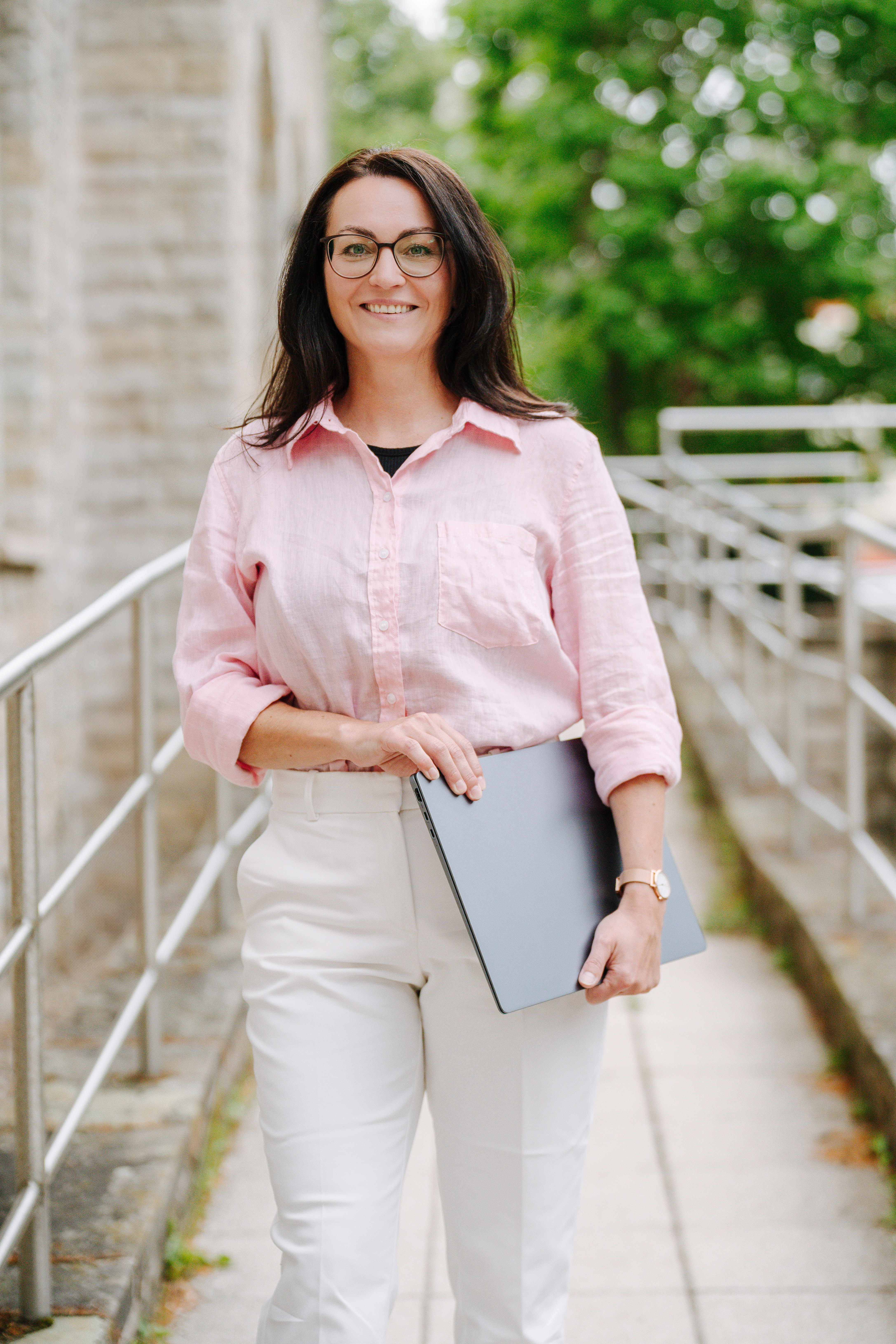 Victoria Götze im Casuallook mit Laptop im Arm
